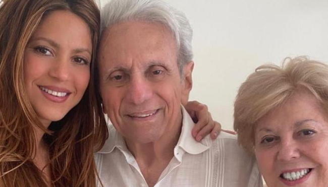 Shakira junto a sus papás.