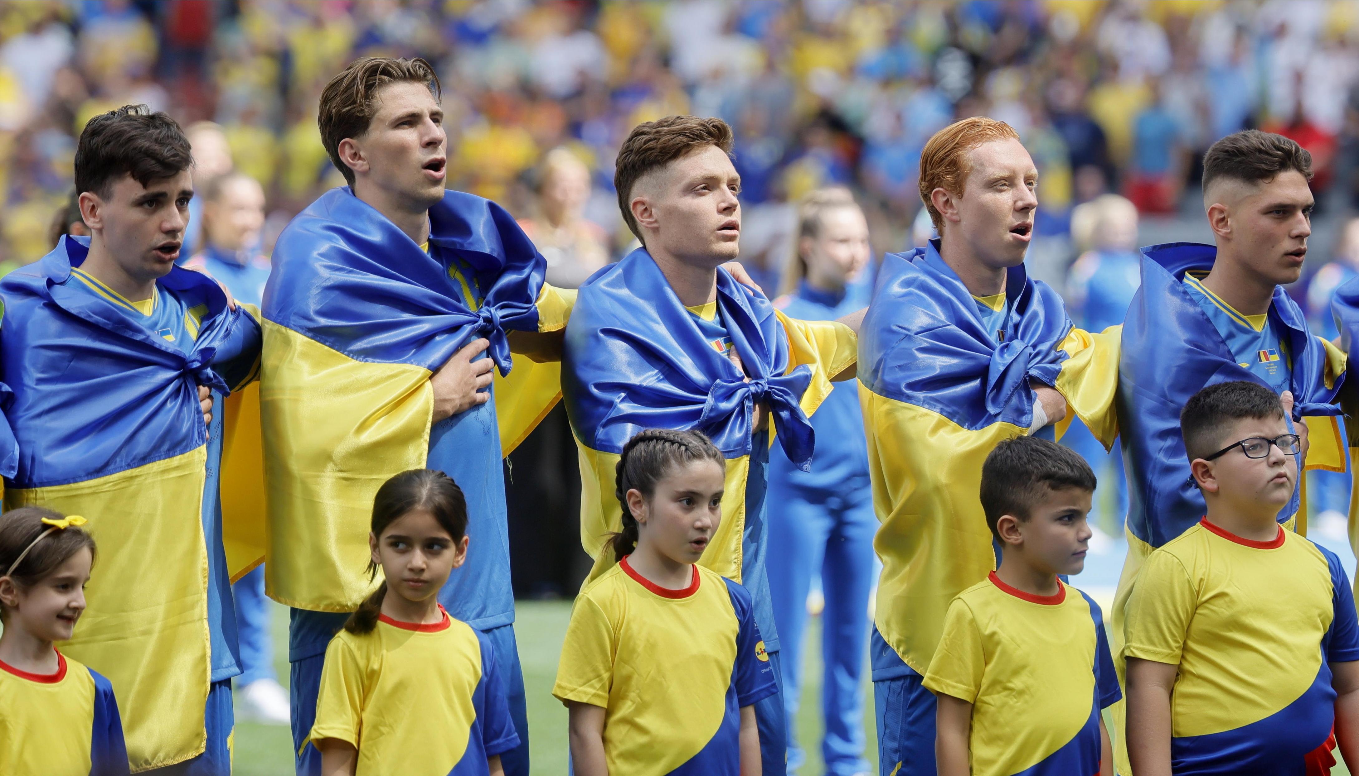 Jugadores de la selección ucraniana en los actos protocolarios previos al partido contra Rumania. 