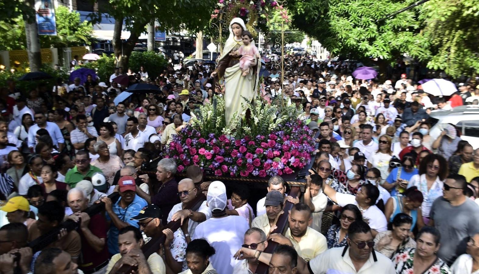 Devotos de la Virgen del Carmen durante la procesión.