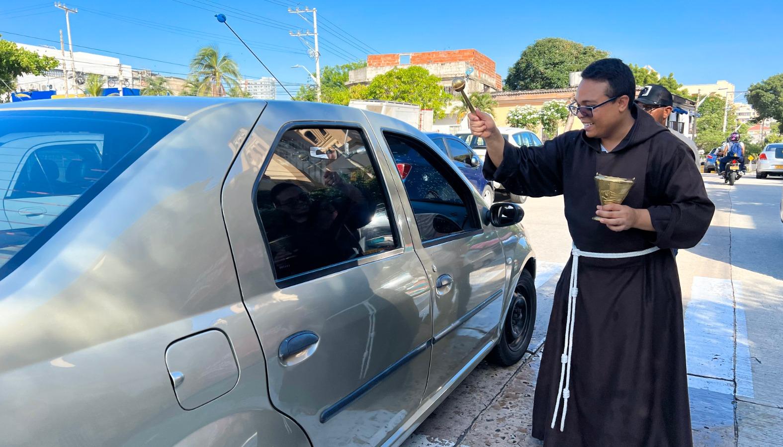 Fray Ricardo Silva, hermano capuchino en formación, de la parroquia Nuestra Señora del Carmen en la bendición de vehículos.