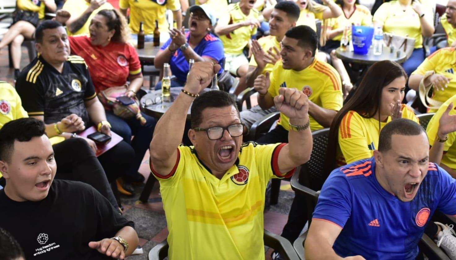 Euforia por la goleada de Colombia a Panamá.