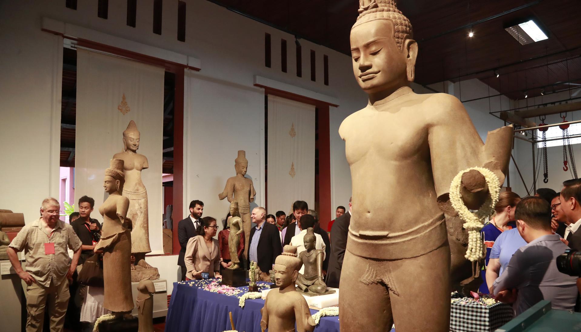 Los funcionarios camboyanos del Museo Nacional celebran la repatriación de 14 piezas de arte devueltas por el Museo Metropolitano de Arte de Nueva York.