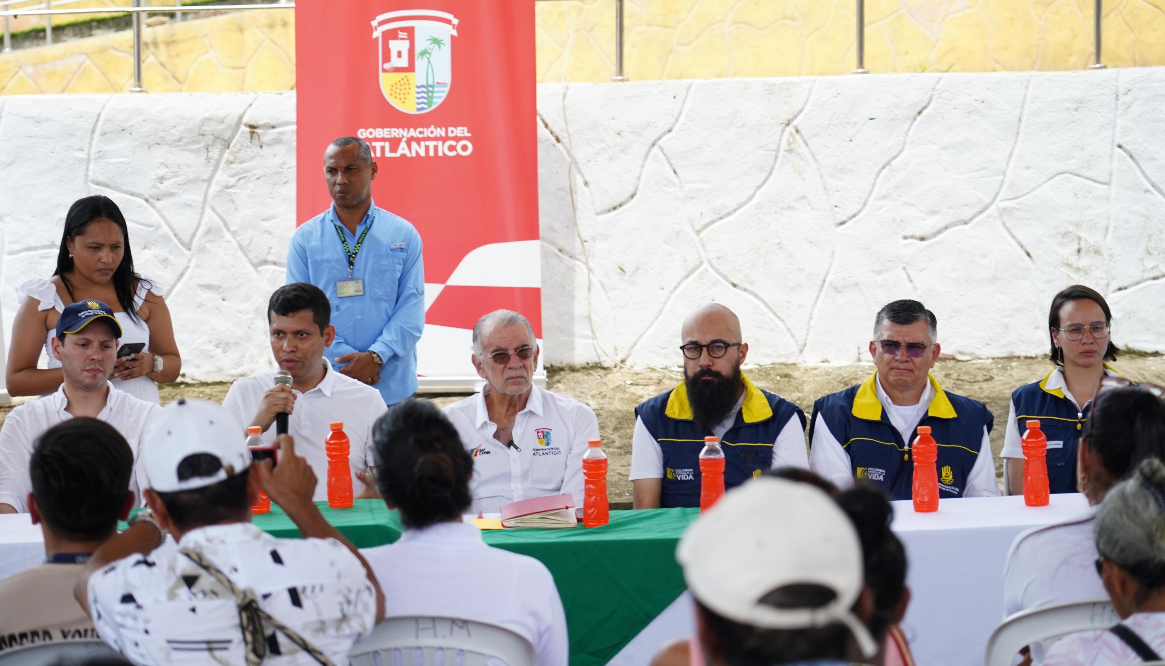 El director de la UNGRD, Carlos Carrillo, y el gobernador, Eduardo Verano, en Piojó. 