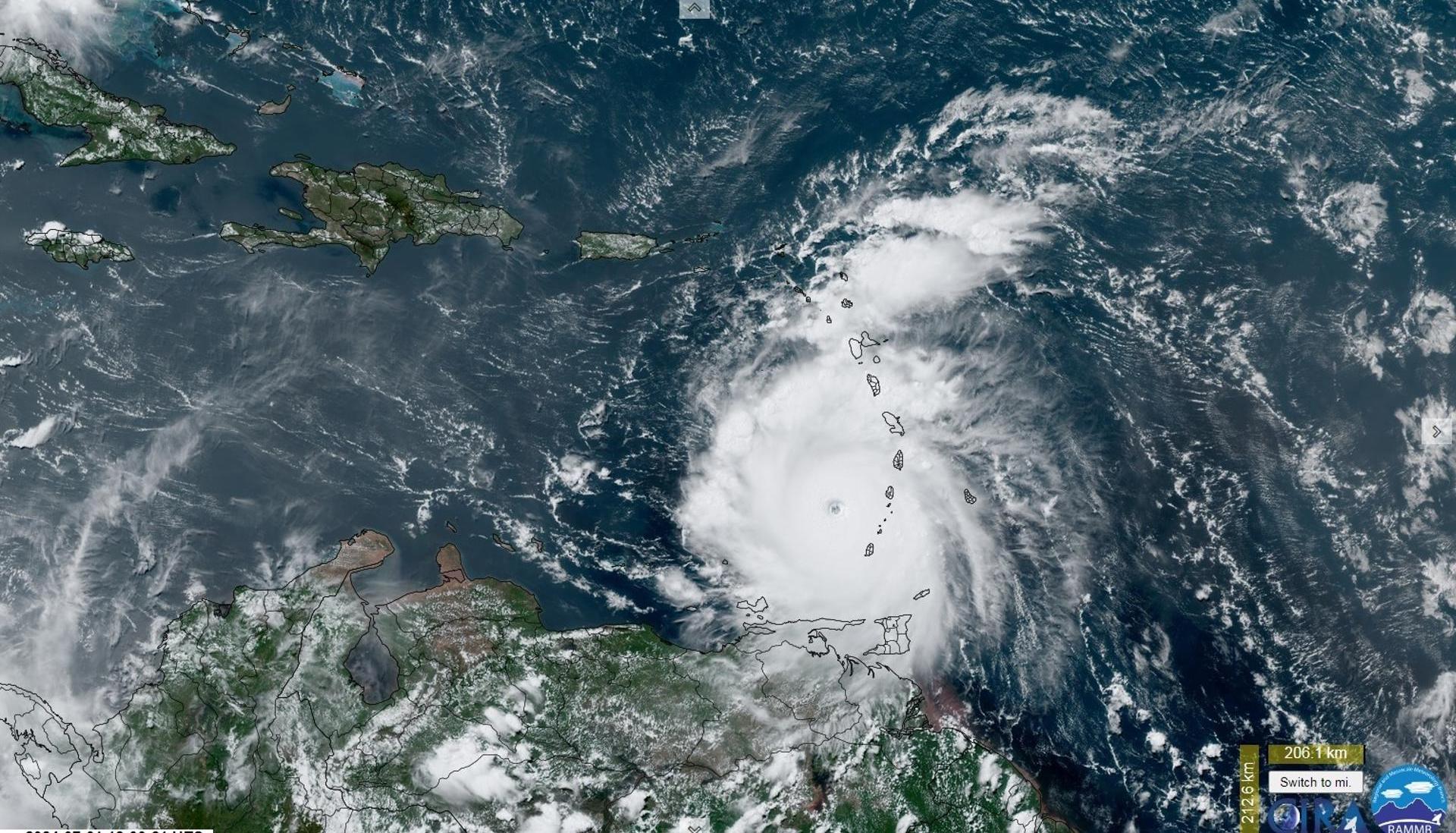 El huracán a su paso por las islas de las Antillas Menores. 