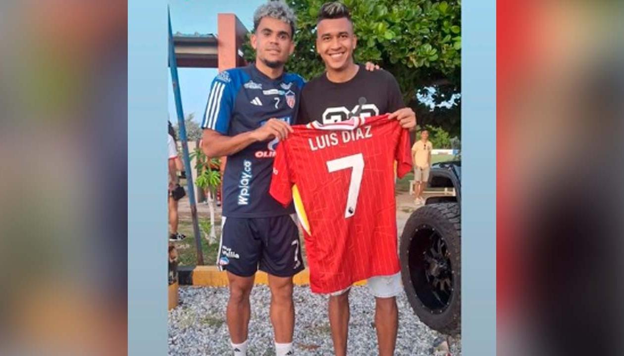 Luis Díaz le obsequió a Víctor Cantillo una camiseta del Liverpool. 