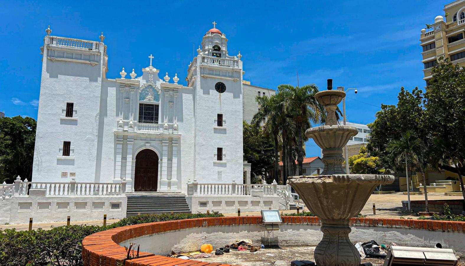 Fuente del Parque León que queda junto a la iglesia Inmaculada Concepción se encuentra llena de basuras. 
