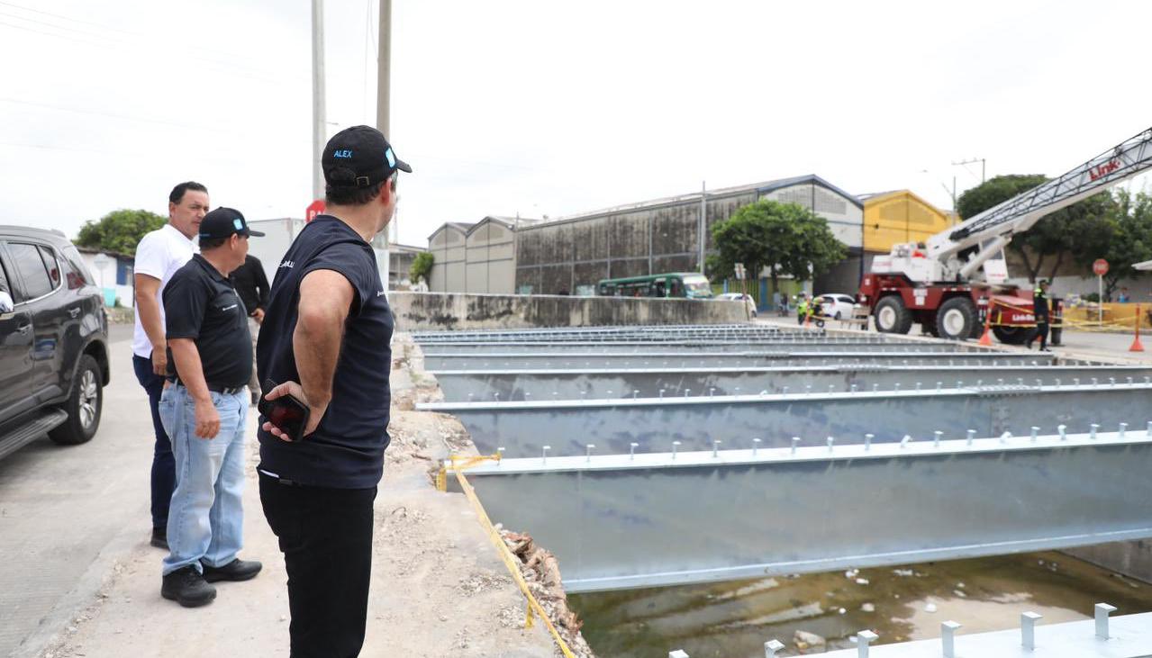 El alcalde Char en la inspección a las obras en el arroyo de Rebolo.