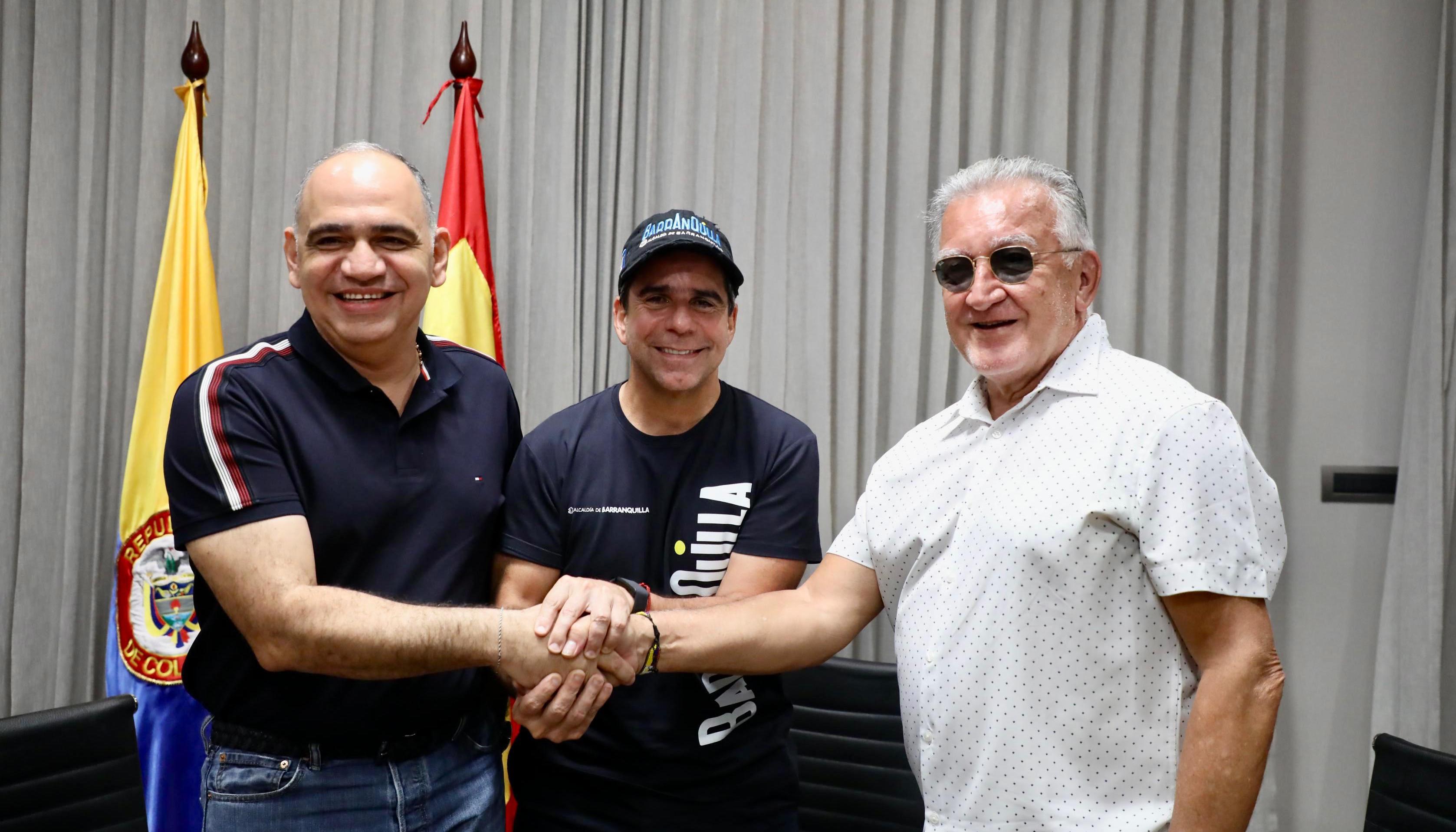 El alcalde de Santa Marta, Carlos Pineda; el alcalde Alejandro Char y el superservicios, Dagoberto Quiroga.