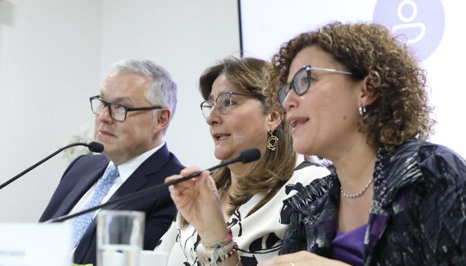 Néstor Osuna, la nueva ministra de Justicia Ángela Buitrago y Mariana Ardila.
