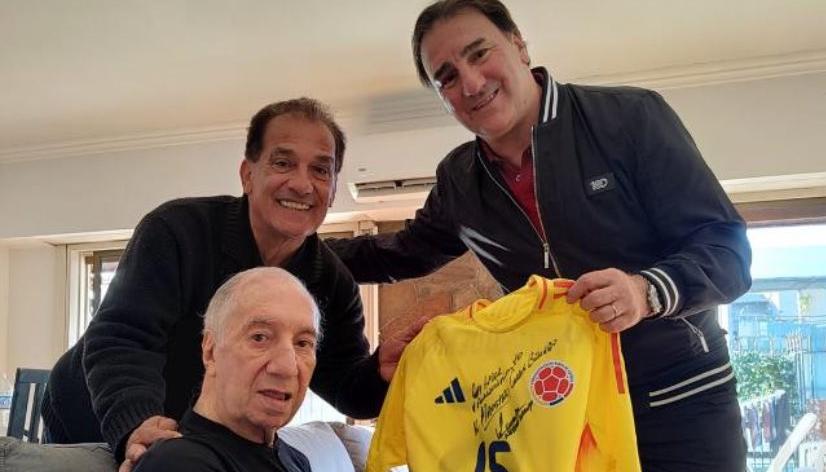 Néstor Lorenzo con la camiseta de la Selección Colombia que le obsequió a Bilardo.  