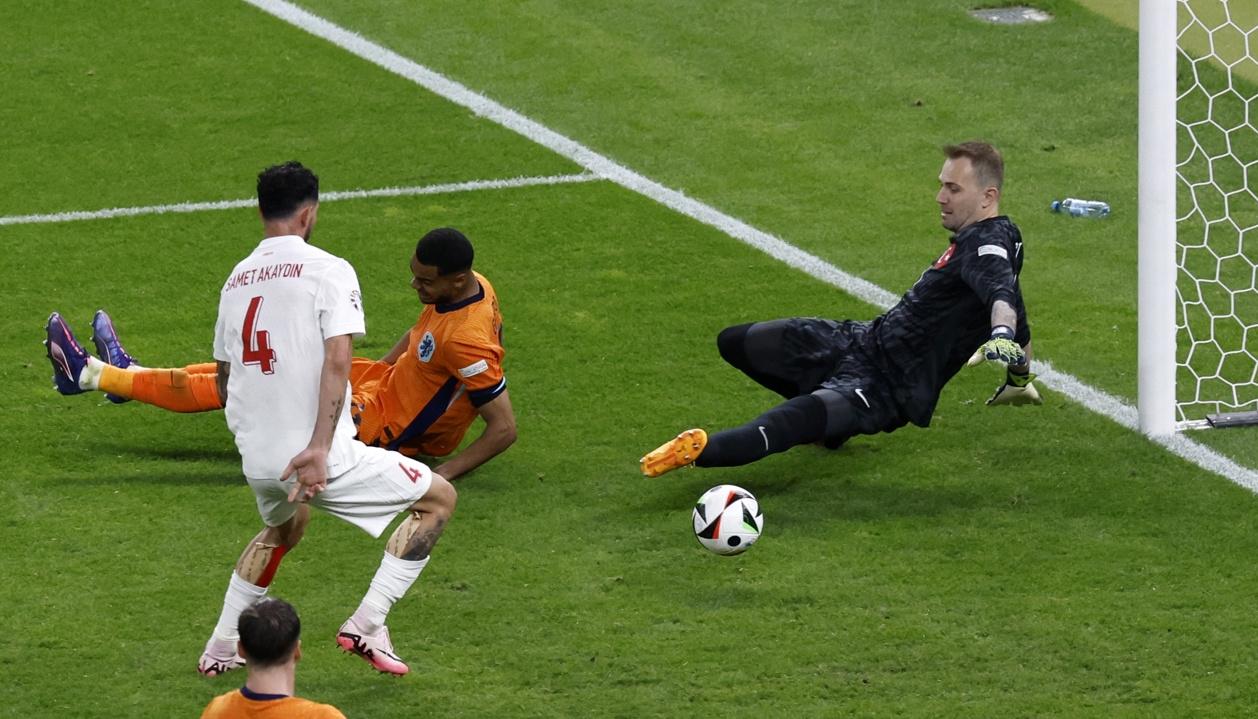 El segundo gol de Países Bajos marcado en su propia puerta por Mert Müldür.