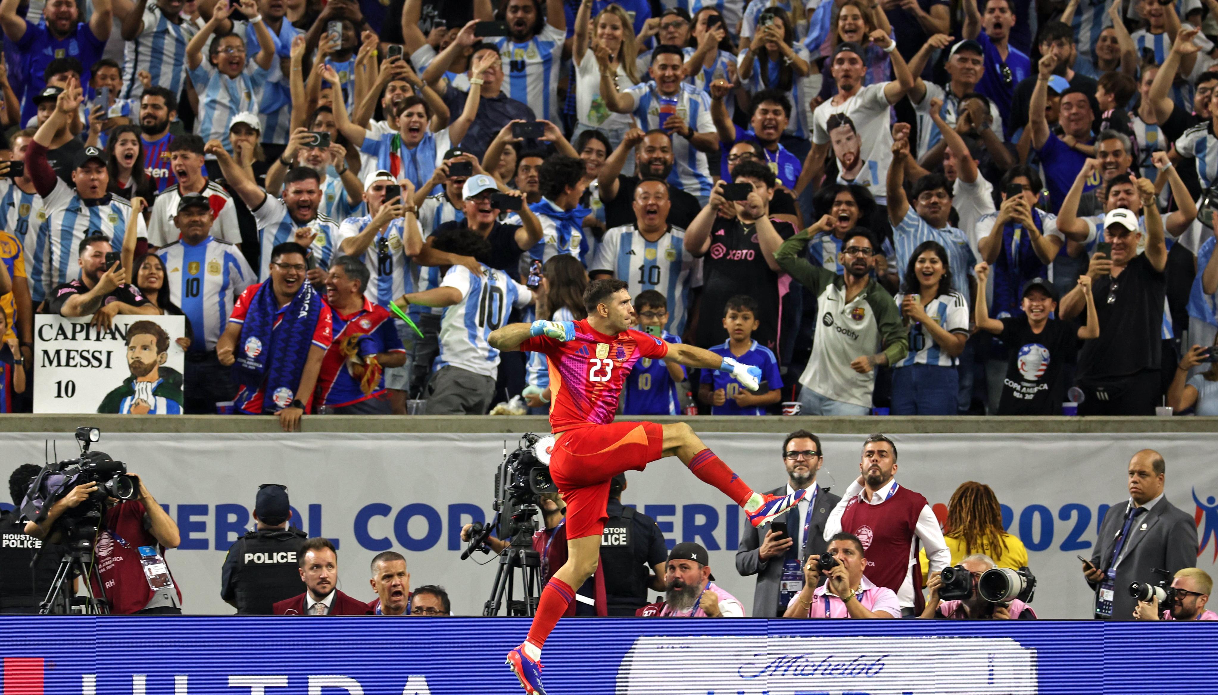 Emiliano 'Dibu' Martínez celebra tras conseguir el paso a las semifinales con Argentina. 