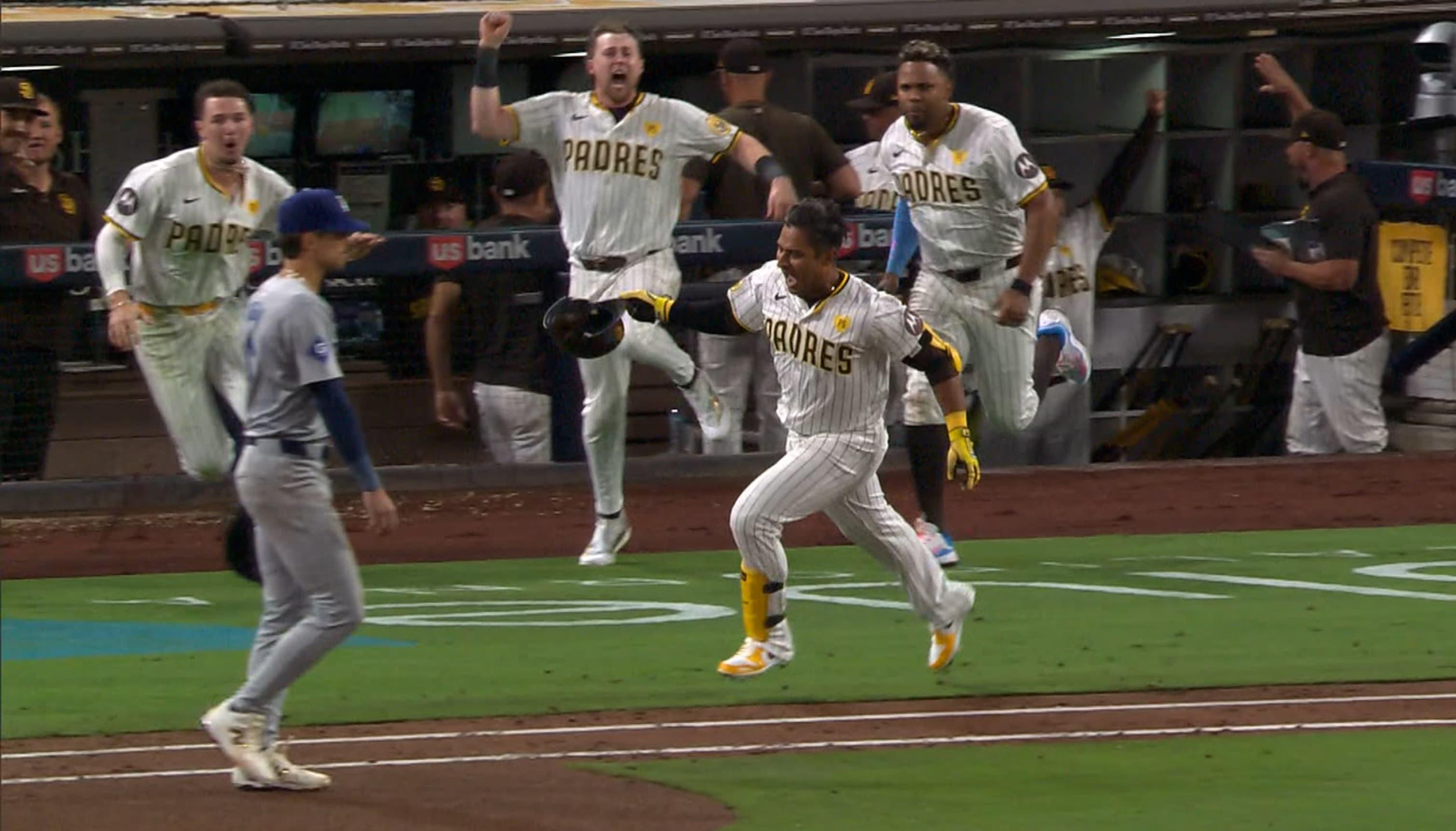 Dónovan Solano llegando a primera tras conectar el hit que le dio el triunfo a los Padres sobre los Dodgers.