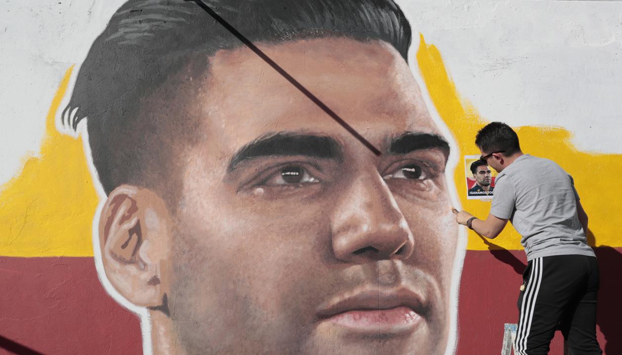 'Cacerolo' en plena labor en el mural de Falcao García. 