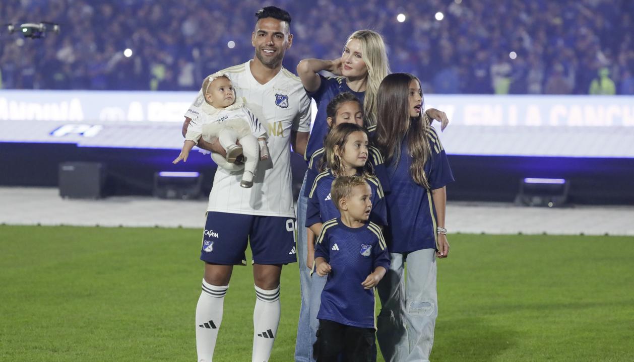 Falcao García acompañado de su esposa e hijos. 