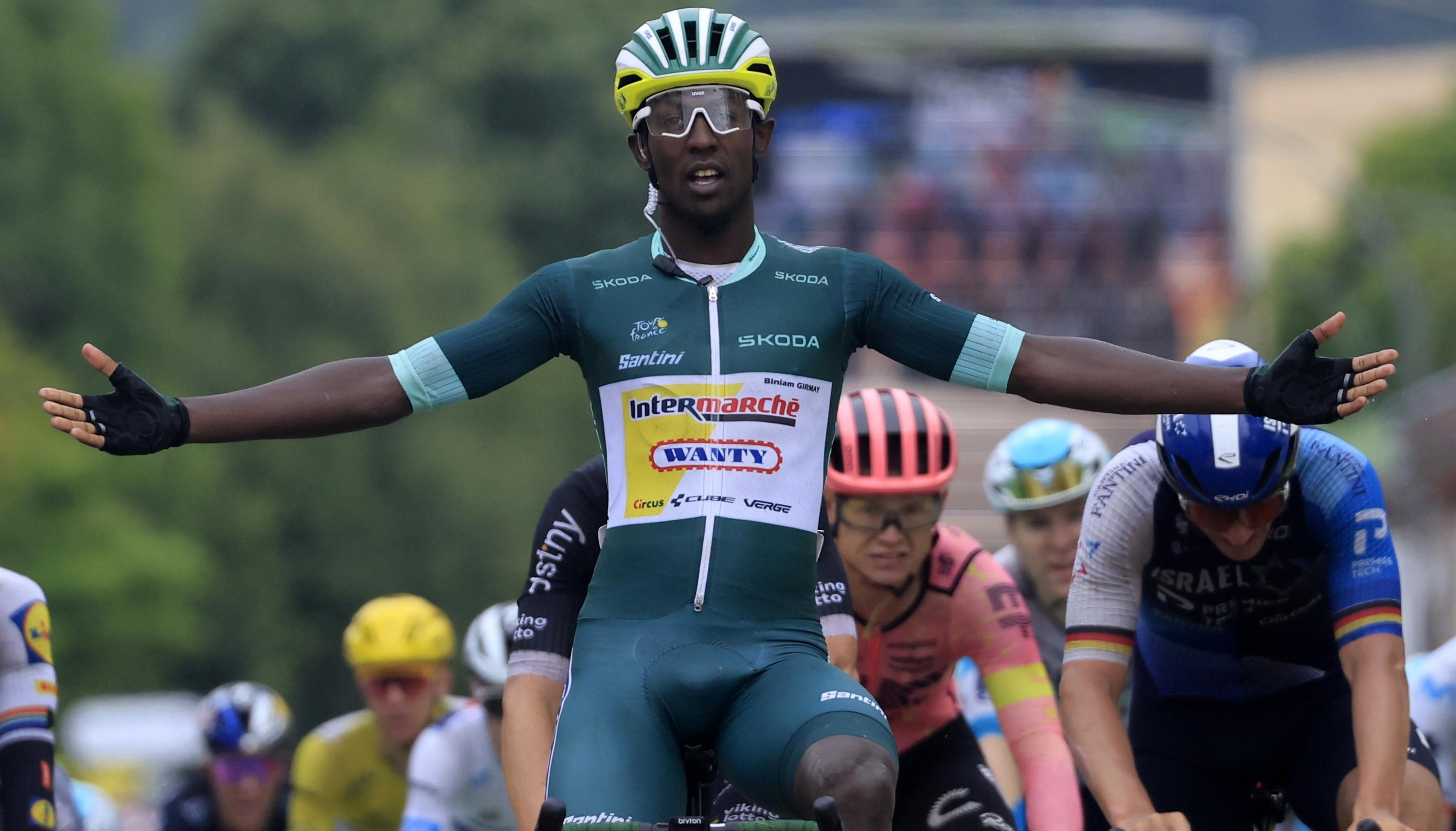 Biniam Girmay celebra tras lograr su segunda victoria de etapa en el Tour.