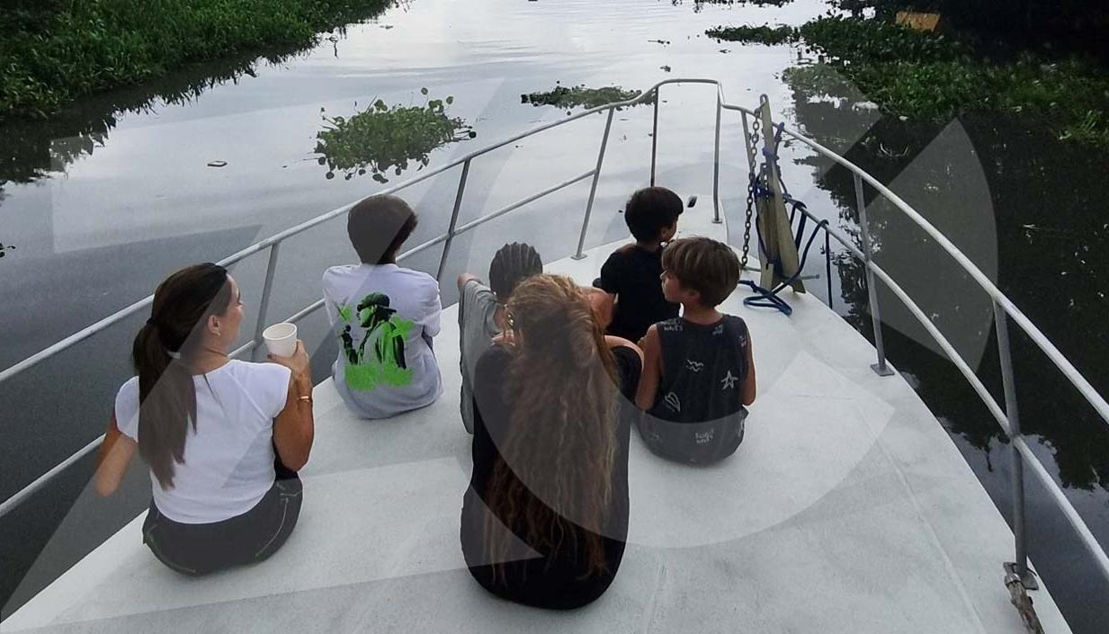 Shakira con sus hijos disfrutando de los paisajes en el Río Magdalena. 