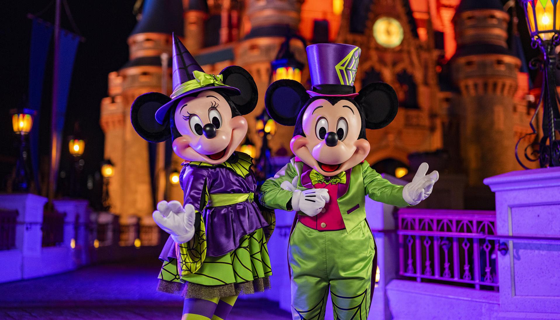 Mickey y Minnie Mouse vestidos de Halloween en el parque Magic Kingdom.