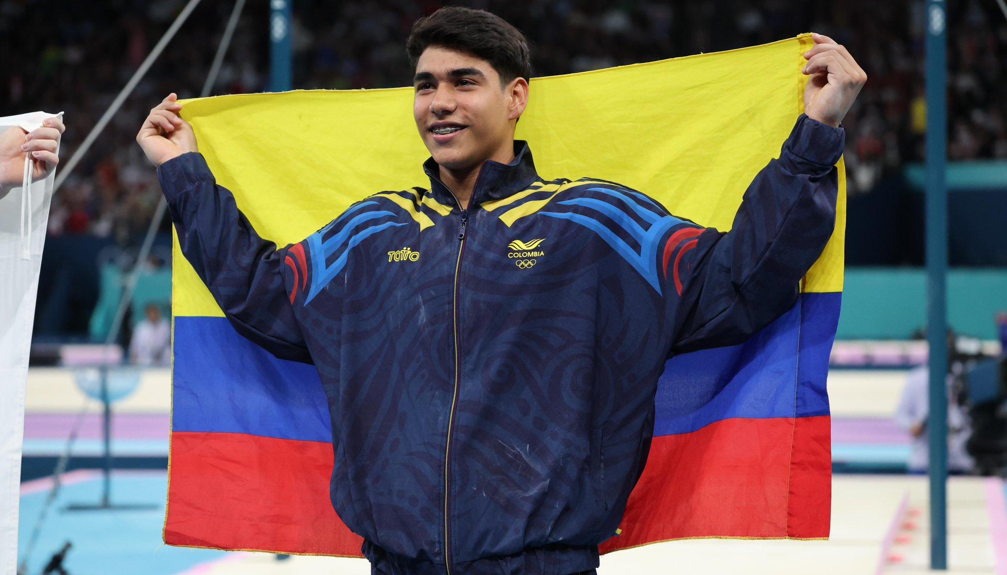 Ángel Barajas con la bandera colombiana.