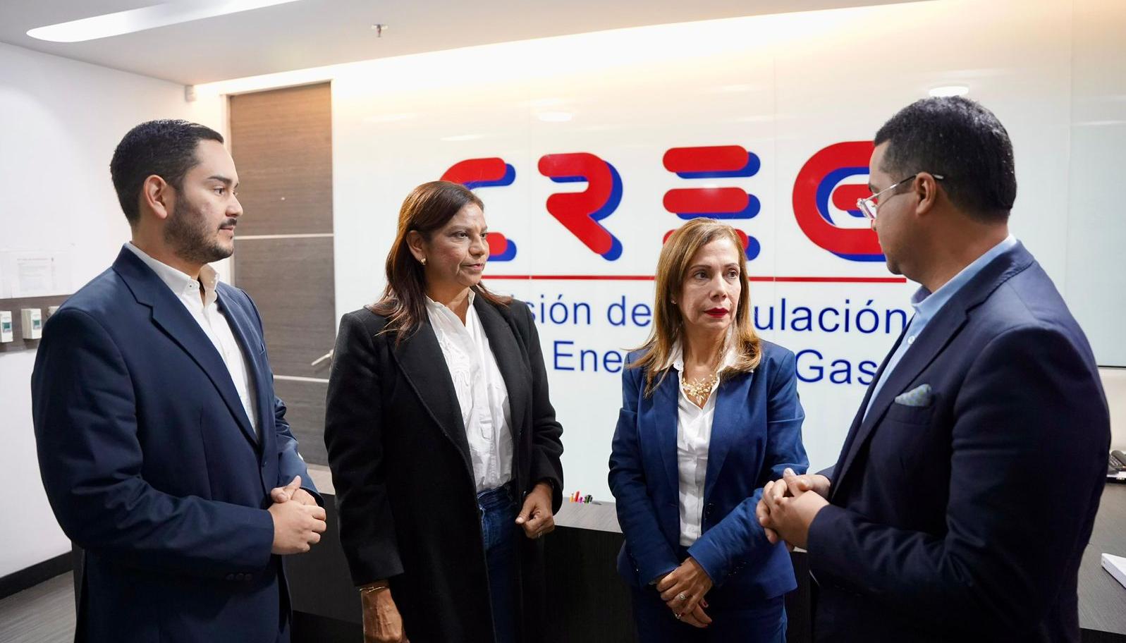 El director de la RAP Caribe, Jesús Pérez; la gobernadora de Sucre, Lucy García Montes; la comisionada de la Creg, Fanny Guerrero; y el gobernador de La Guajira, Jairo Aguilar.