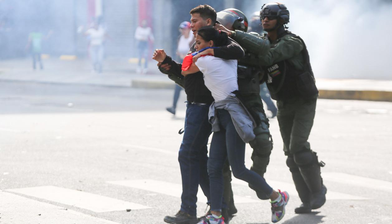 Dos detenidos por la Guardia Venezolana.