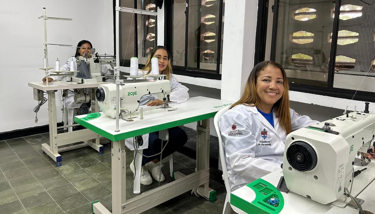 Tres de las pospenadas trabajando en la planta de alta confección inaugurada en Barranquilla