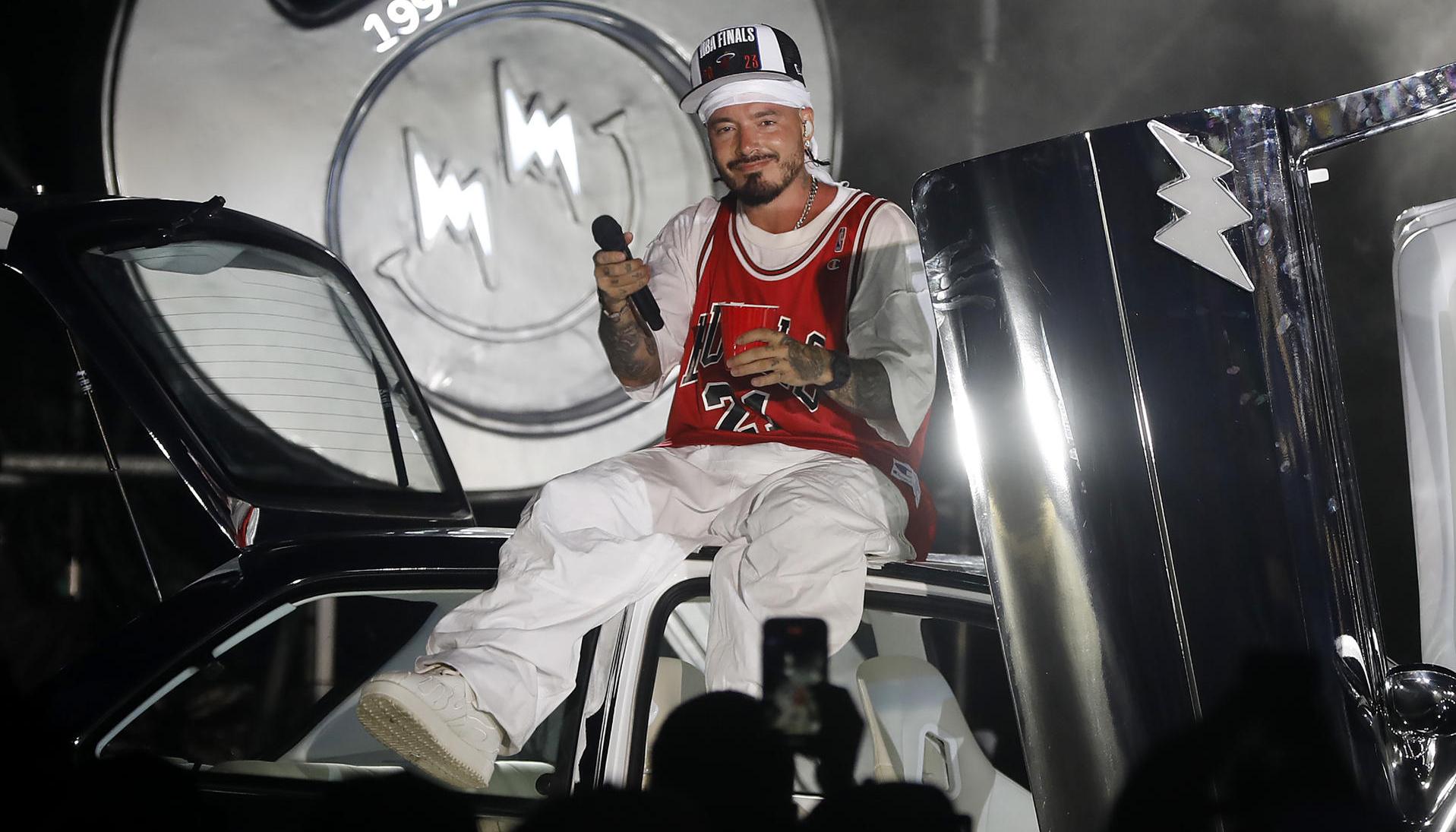 J Balvin canta durante la presentación de su nuevo disco 'Rayo'.