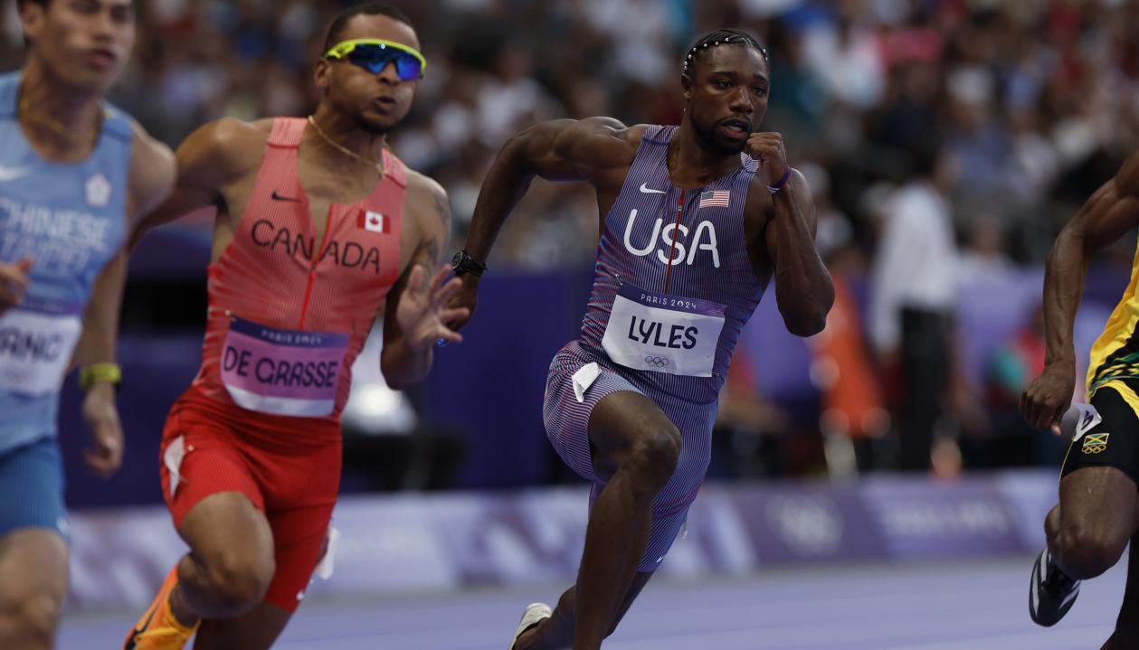 Noah Lyles en acción durante la serie eliminatoria de los 200 metros planos.