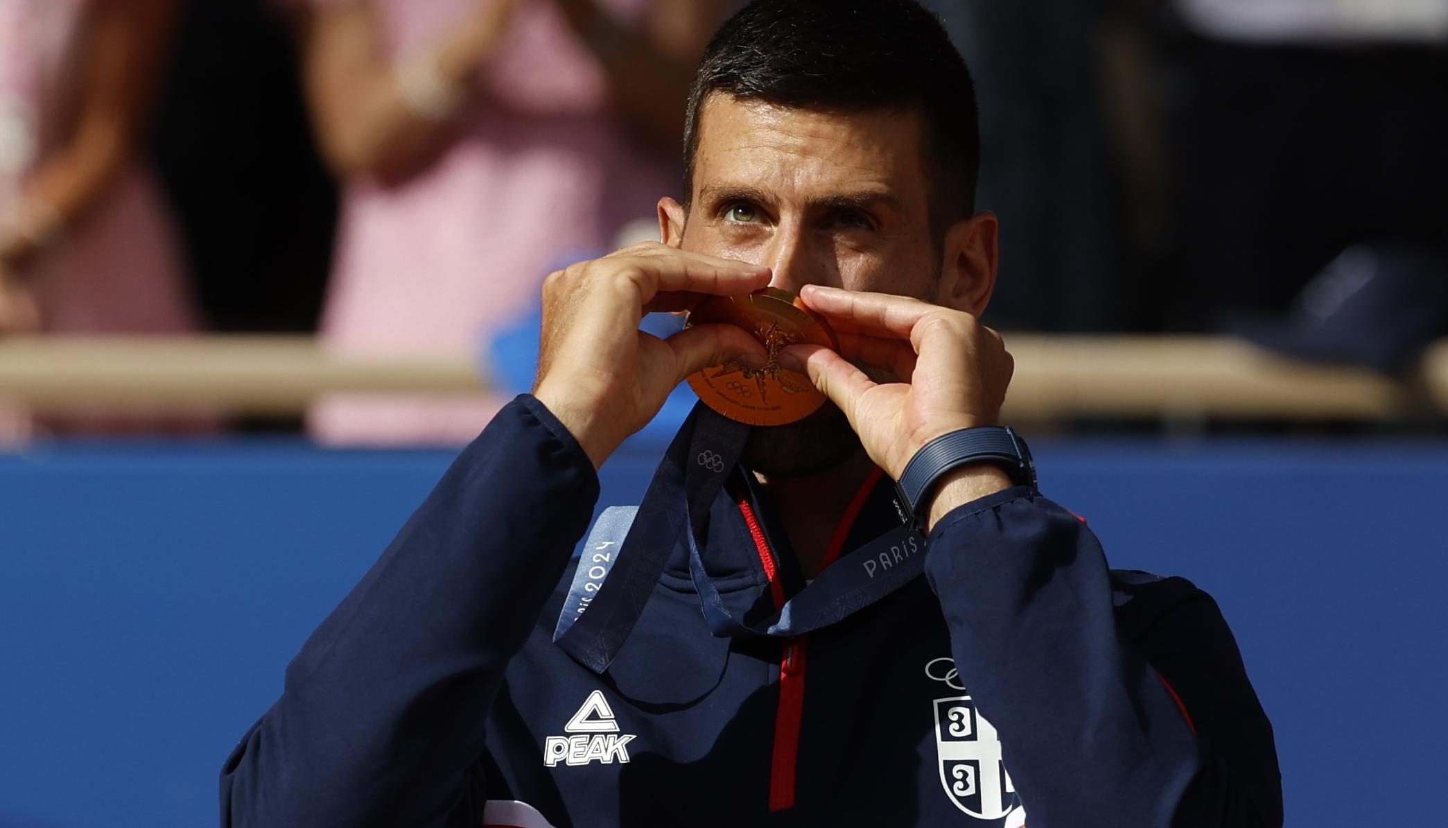 El serbio Novak Djokovic besa su medalla de oro. 