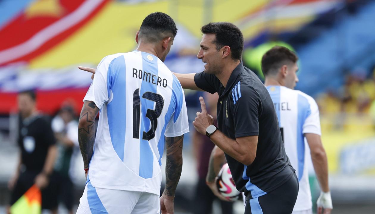 Lionel Scaloni entrega indicaciones al defensa Cristian Romero.