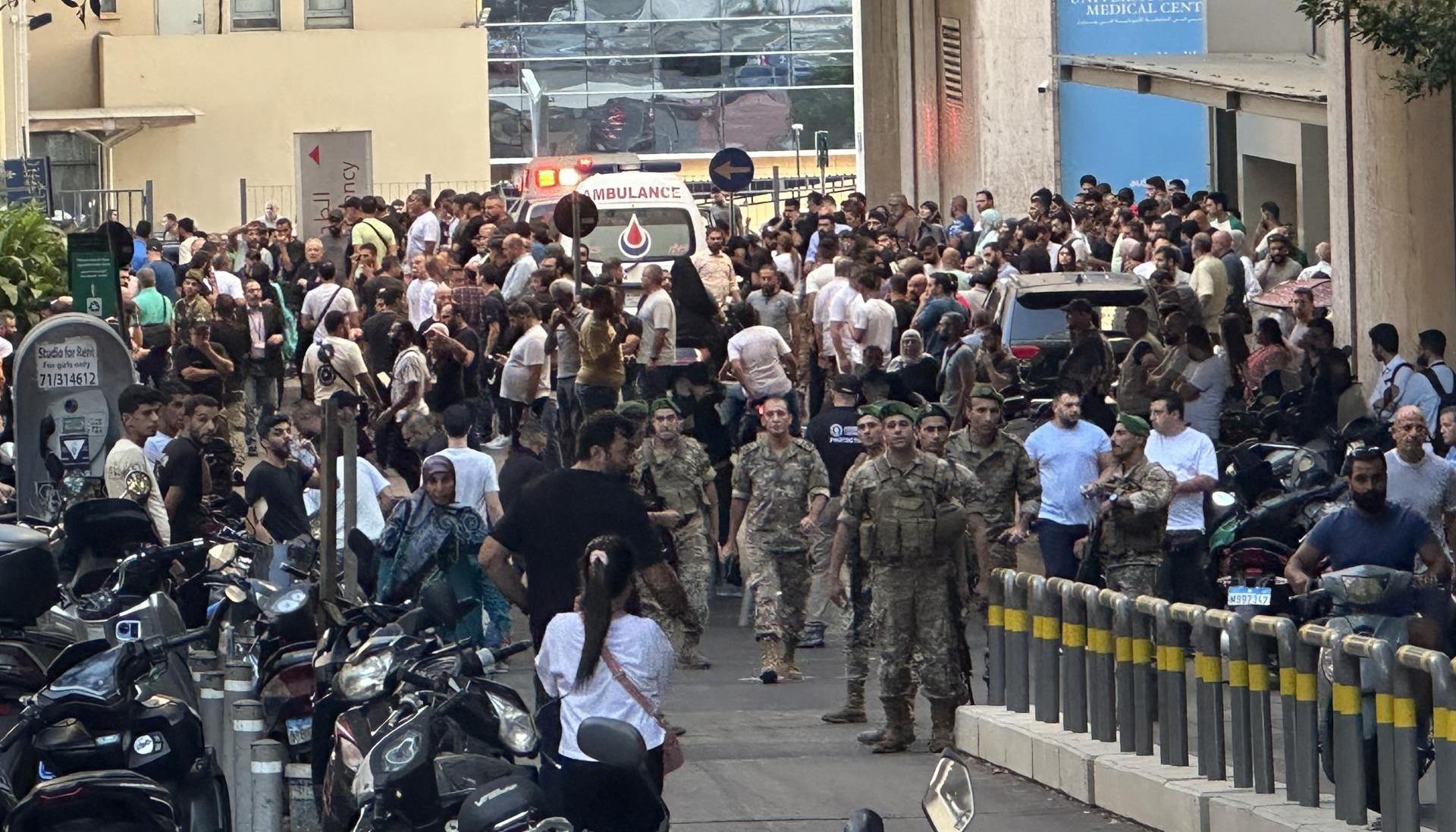 Soldados libaneses y miembros de Hezbolá reunidos a las afueras de un hospital. 