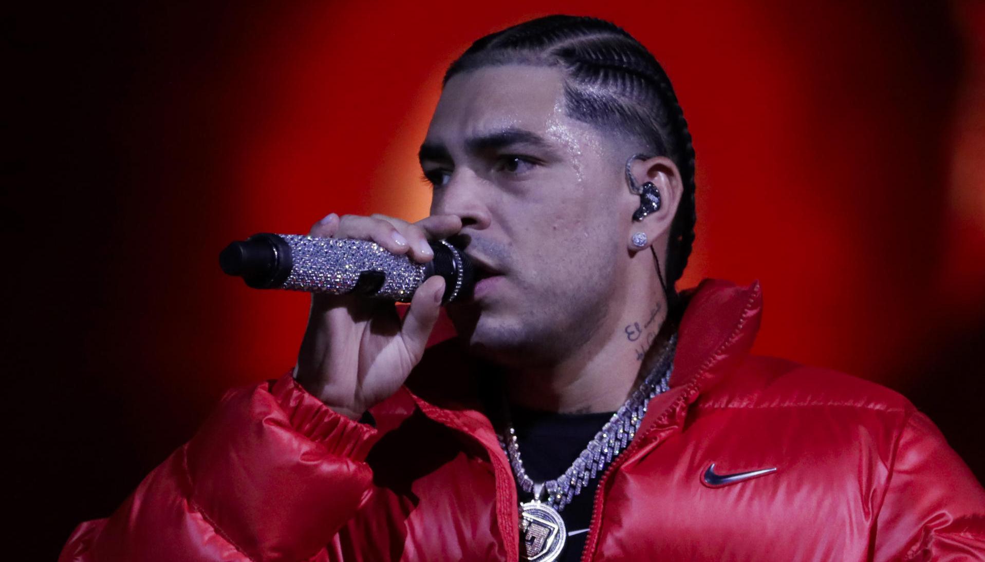 Ryan Castro, canta durante un concierto en el Movistar Arena.