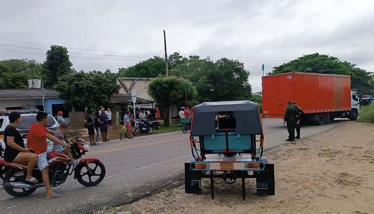 El motociclista quedó debajo del furgón de color salmón. 