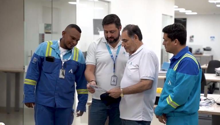 El Agente Interventor Carlos Diago revisando las facturas de Air-e.