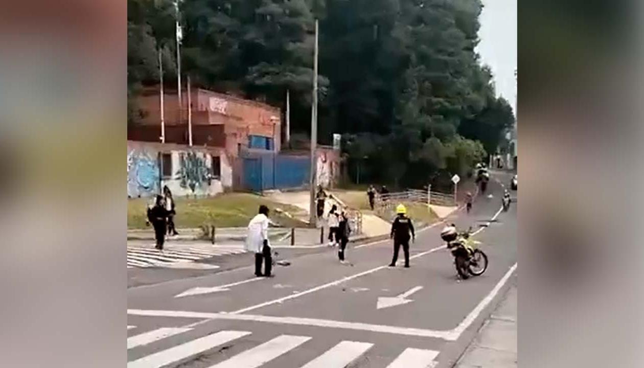 Momento del ataque a los policías en Bogotá. 