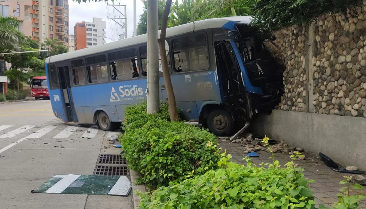 Bus chocó contra casa en la 84 con 56