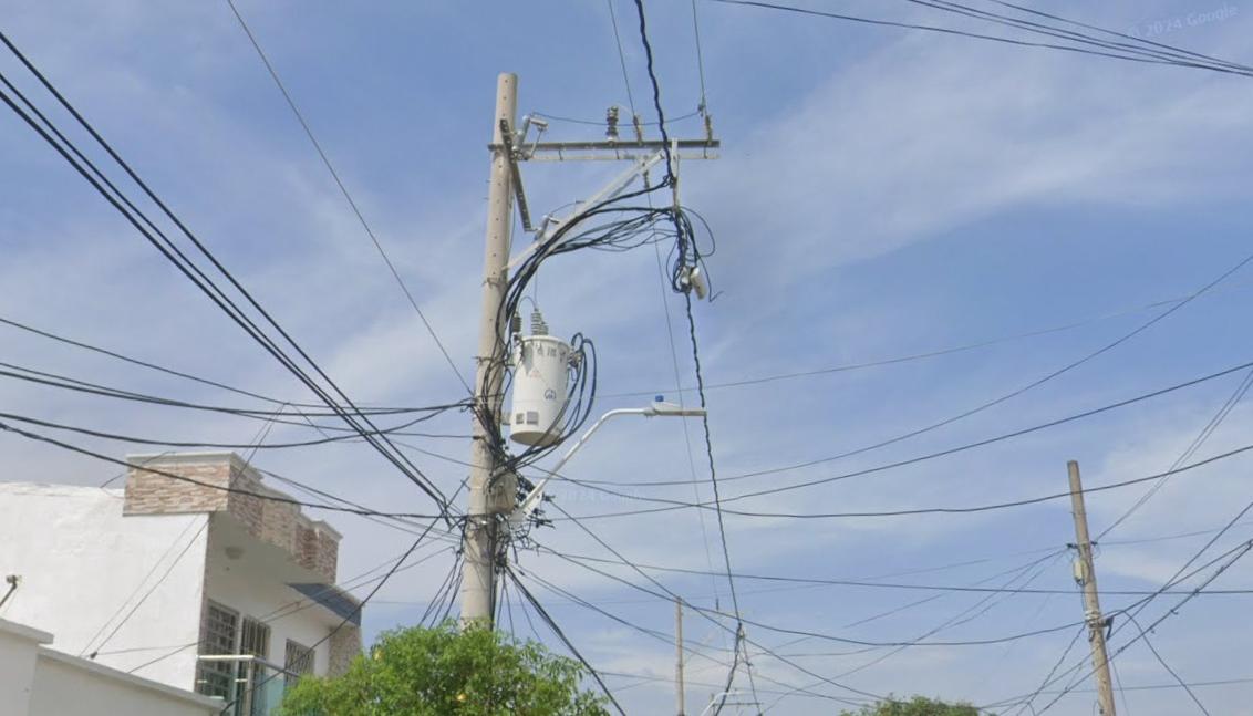 El daño en el servicio de energía a las tres viviendas se origina desde este poste. 