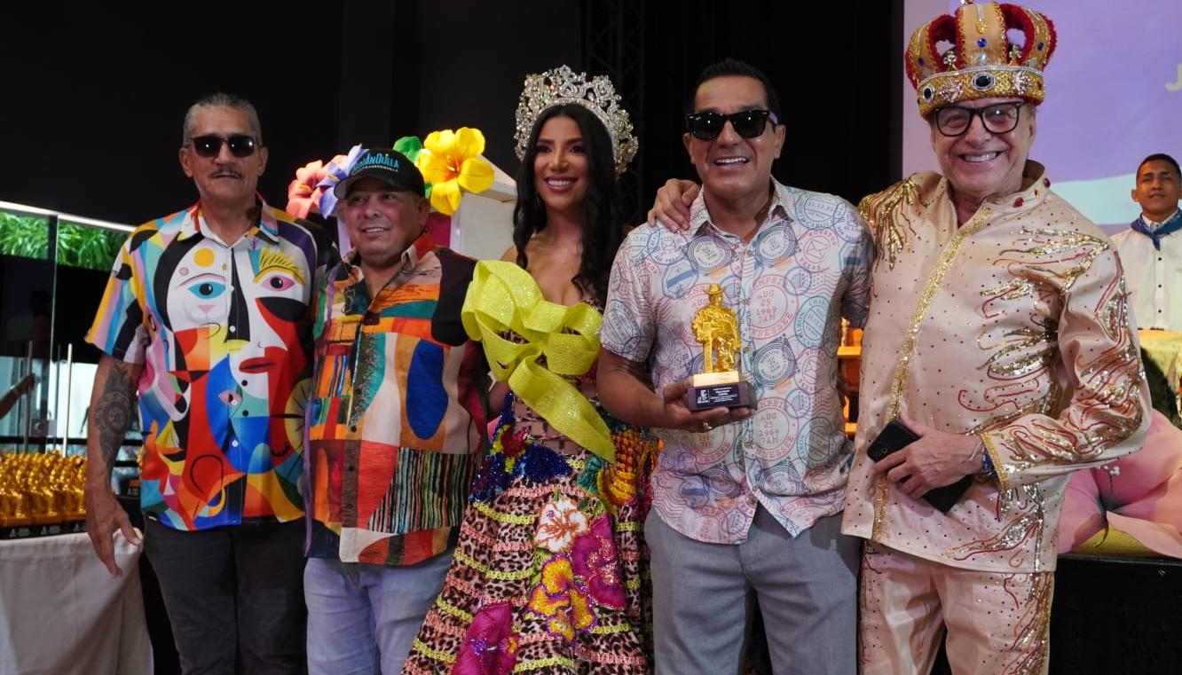 El ‘príncipe del Carnaval’ Checo Acosta recibió su 'Joselito Carnaval de Oro'. 