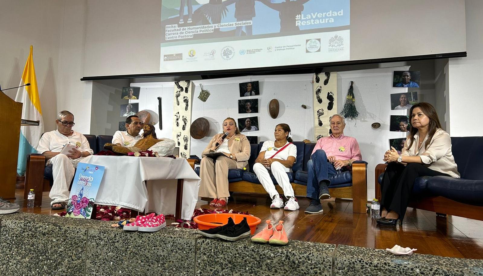 Coronel (r) Luis Fernando Borja y Rodrigo Londoño en conversatorio de la Universidad Javeriana de Cali. 