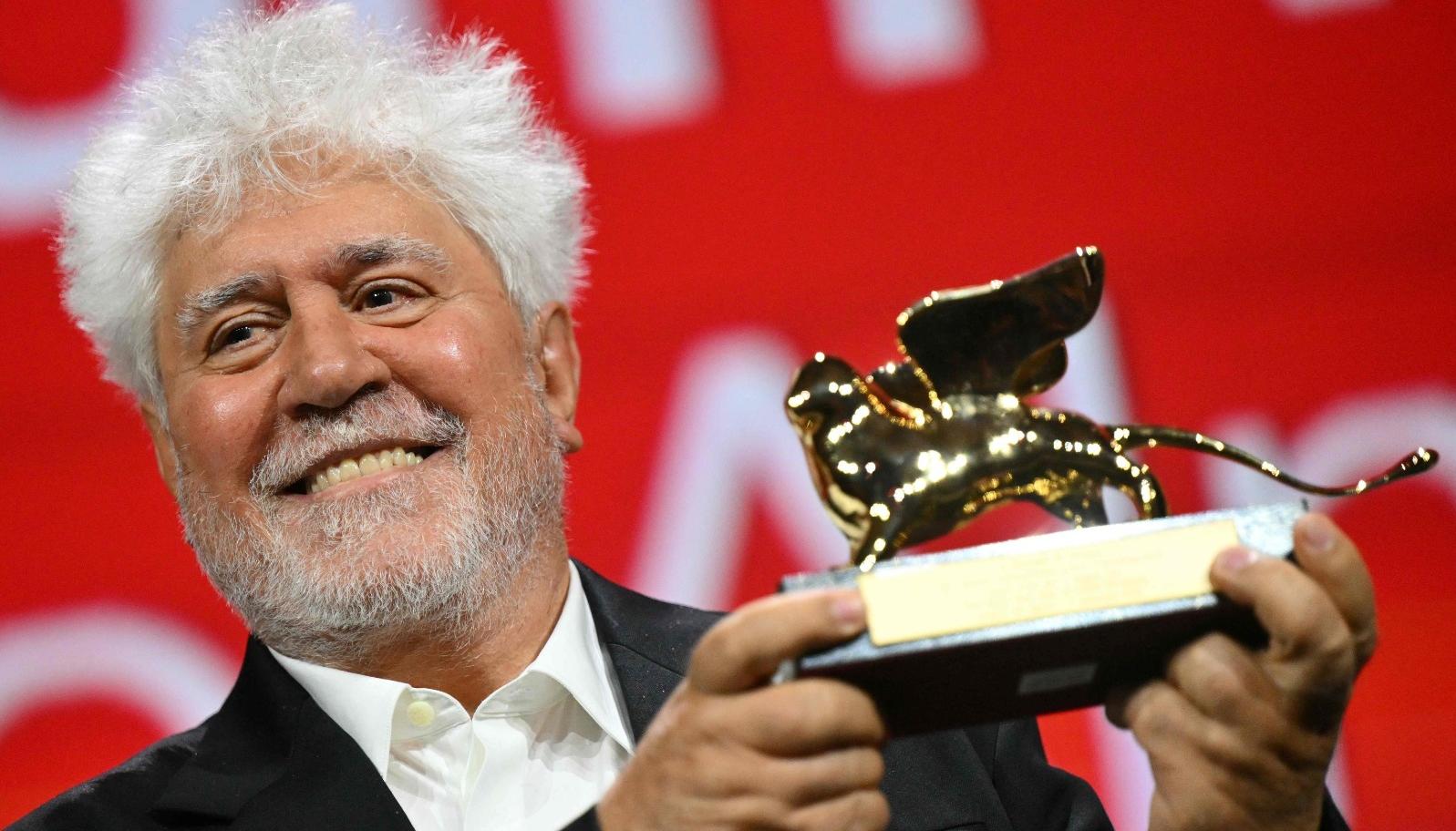 Pedro Almódovar sonríe al recibir el premio león de Oro. 