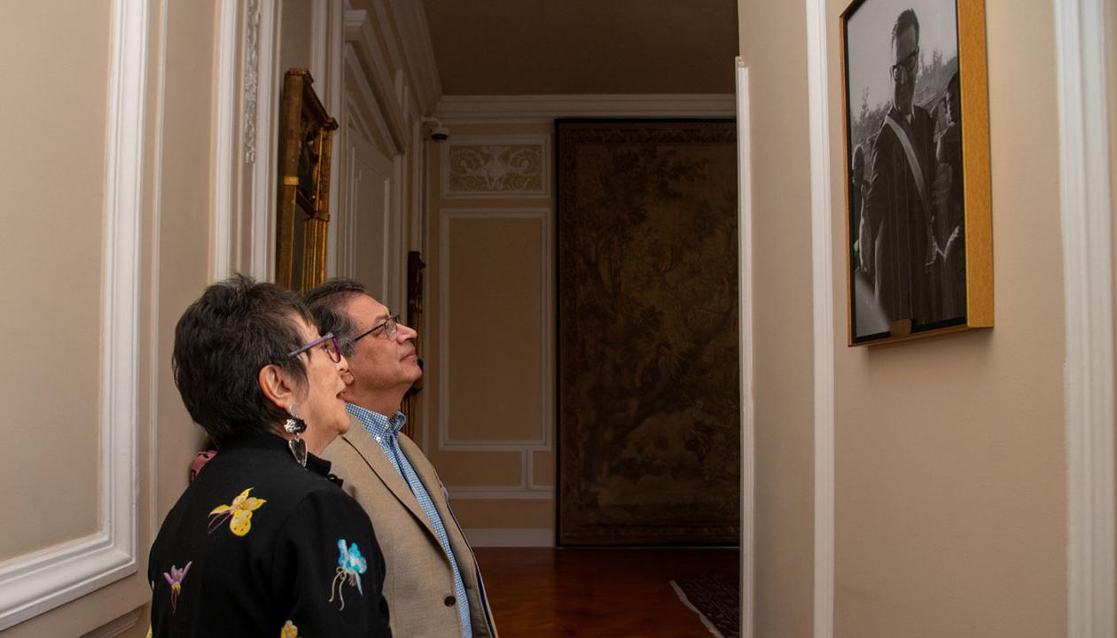 Petro observando fotografía de Salvador Allende.