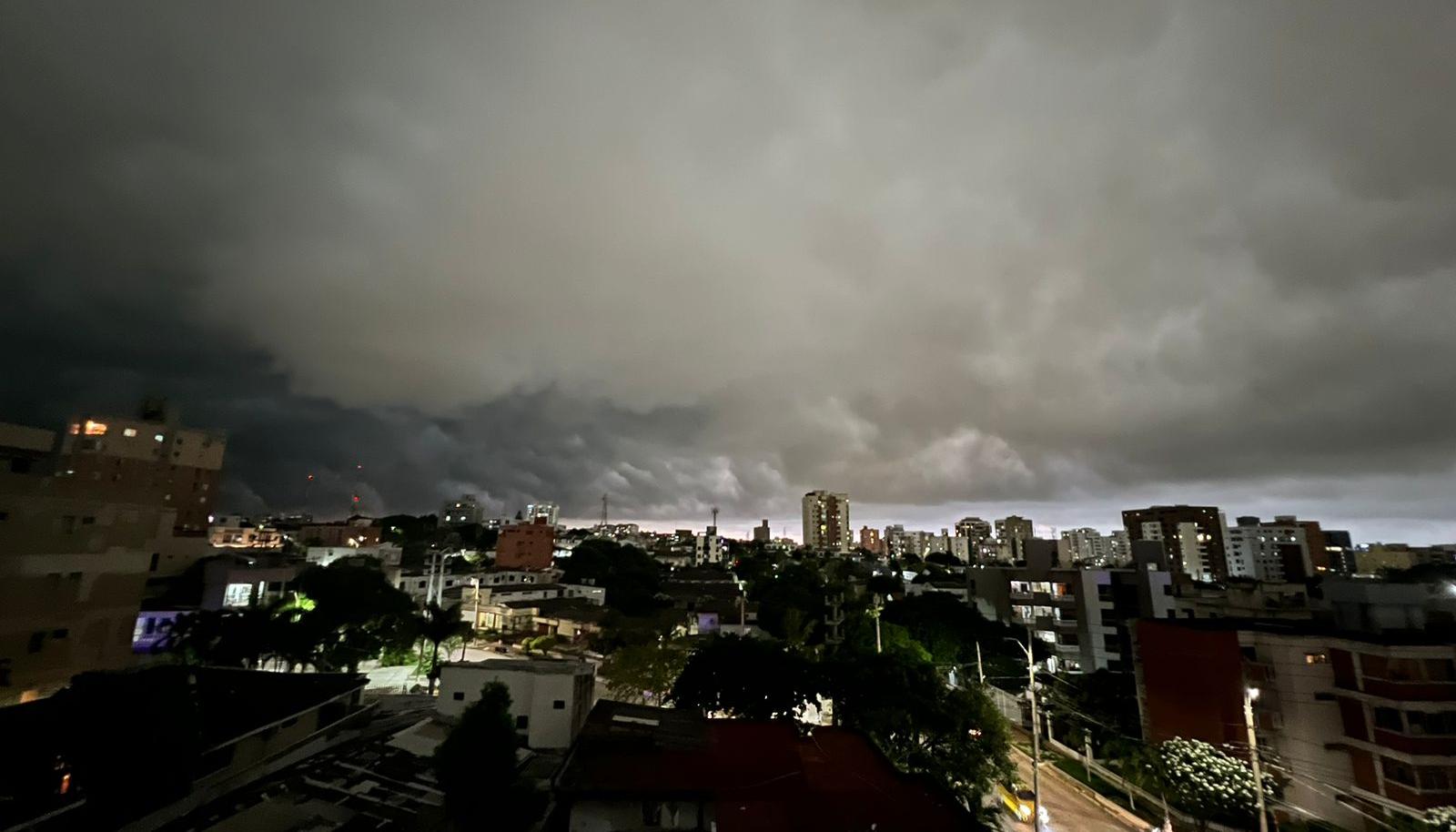 Las fuertes lluvias y vientos de esta tarde en Barranquilla. 