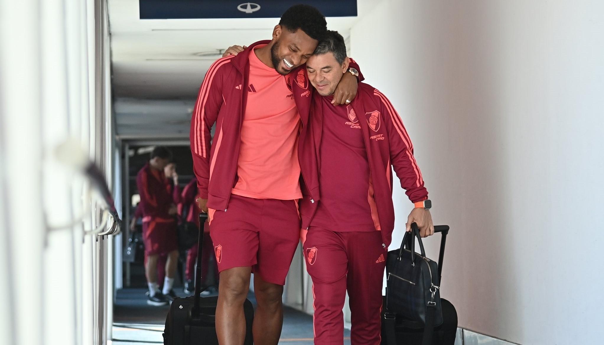 Miguel Borja y Marcelo Gallardo rumbo al avión que los llevaría a Santiago.