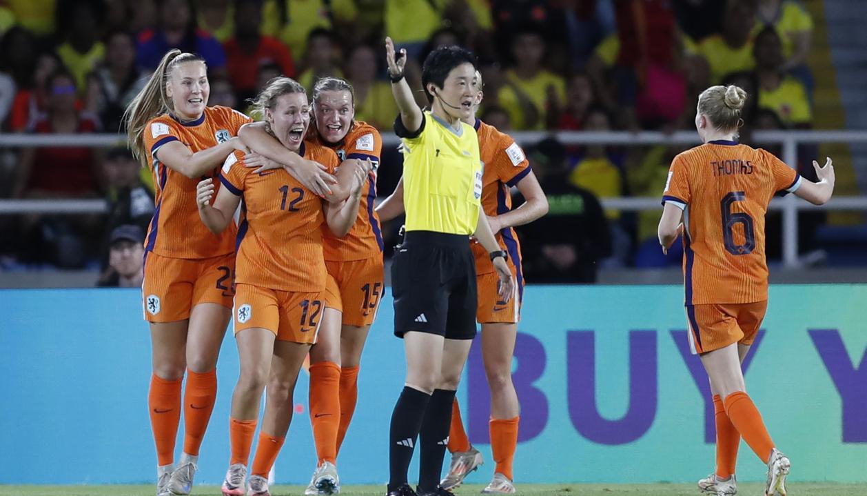 Las jugadoras de Países Bajos celebran el gol del empate de Inske Weiman.