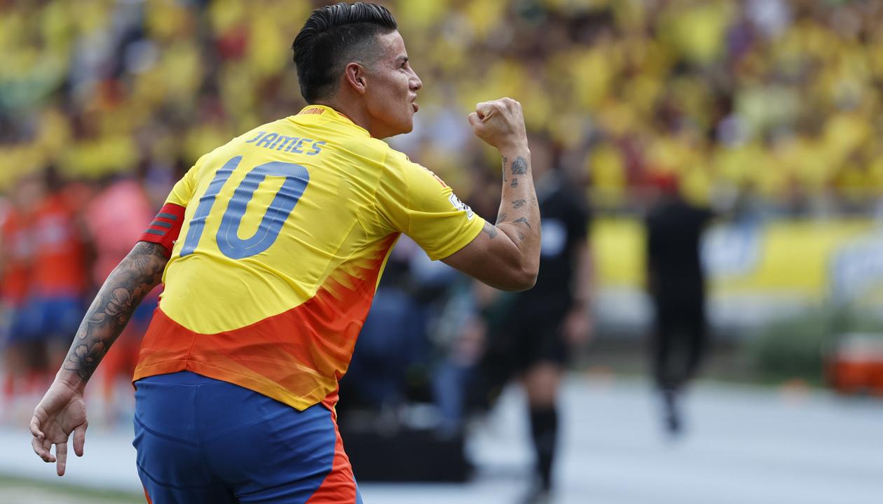 James Rodríguez celebra el primer gol de Colombia ante Argentina, tras una asistencia suya a Yerson Mosquera.