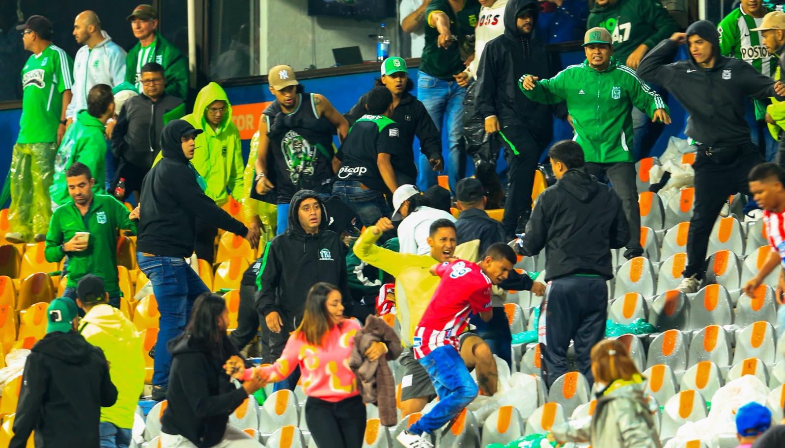 Hinchas de Nacional y Junior durante su enfrentamiento en las tribunas.