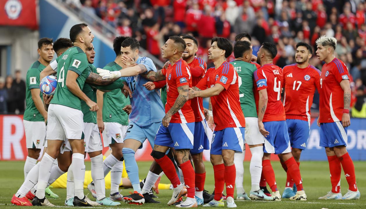 Jugadores de Bolivia increpan a Eduardo Vargas tras marcar el gol del empate para Chile. 