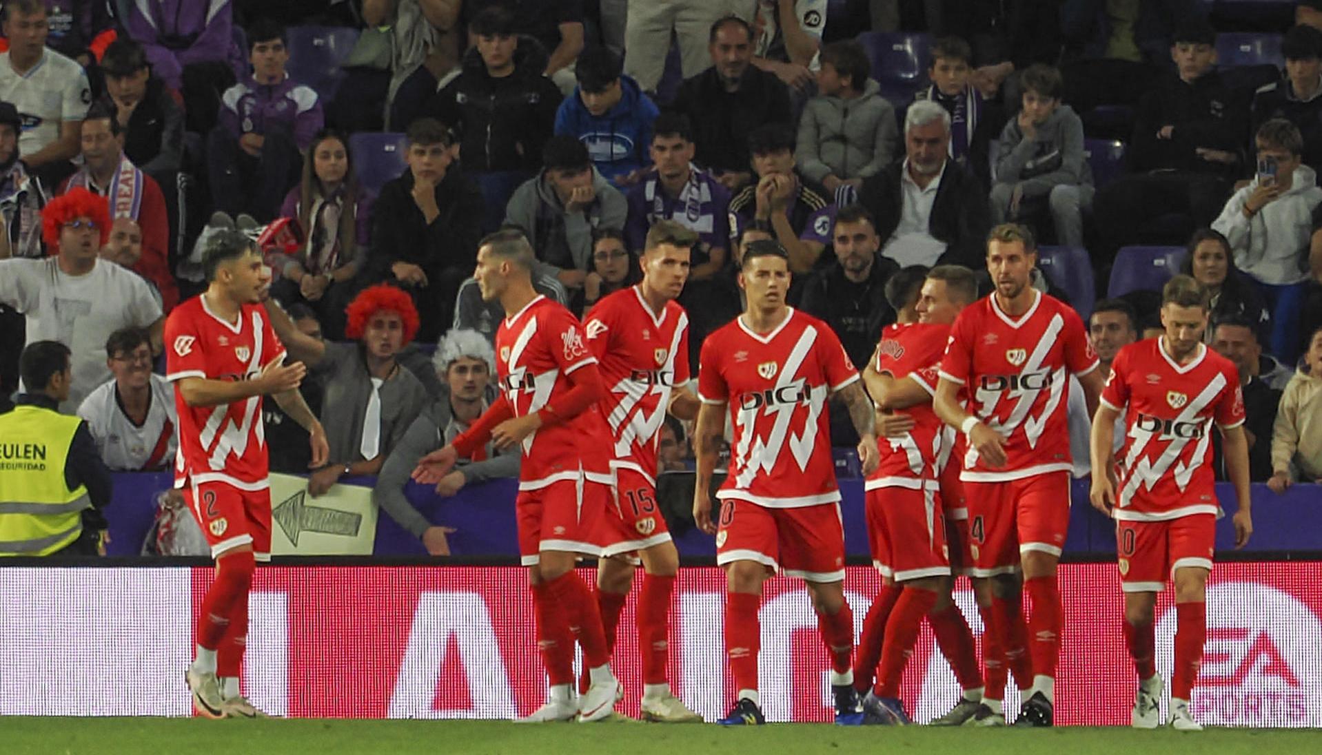 James Rodríguez junto a sus compañeros en la celebración del segundo gol.