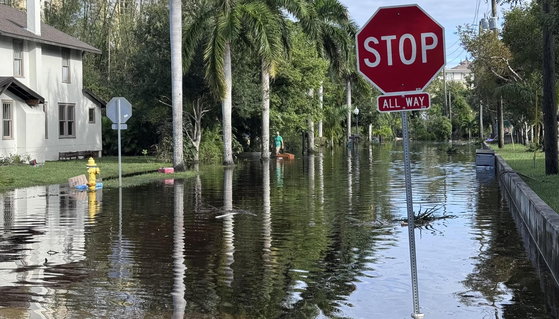 Calle inundada en Florida por Milton.