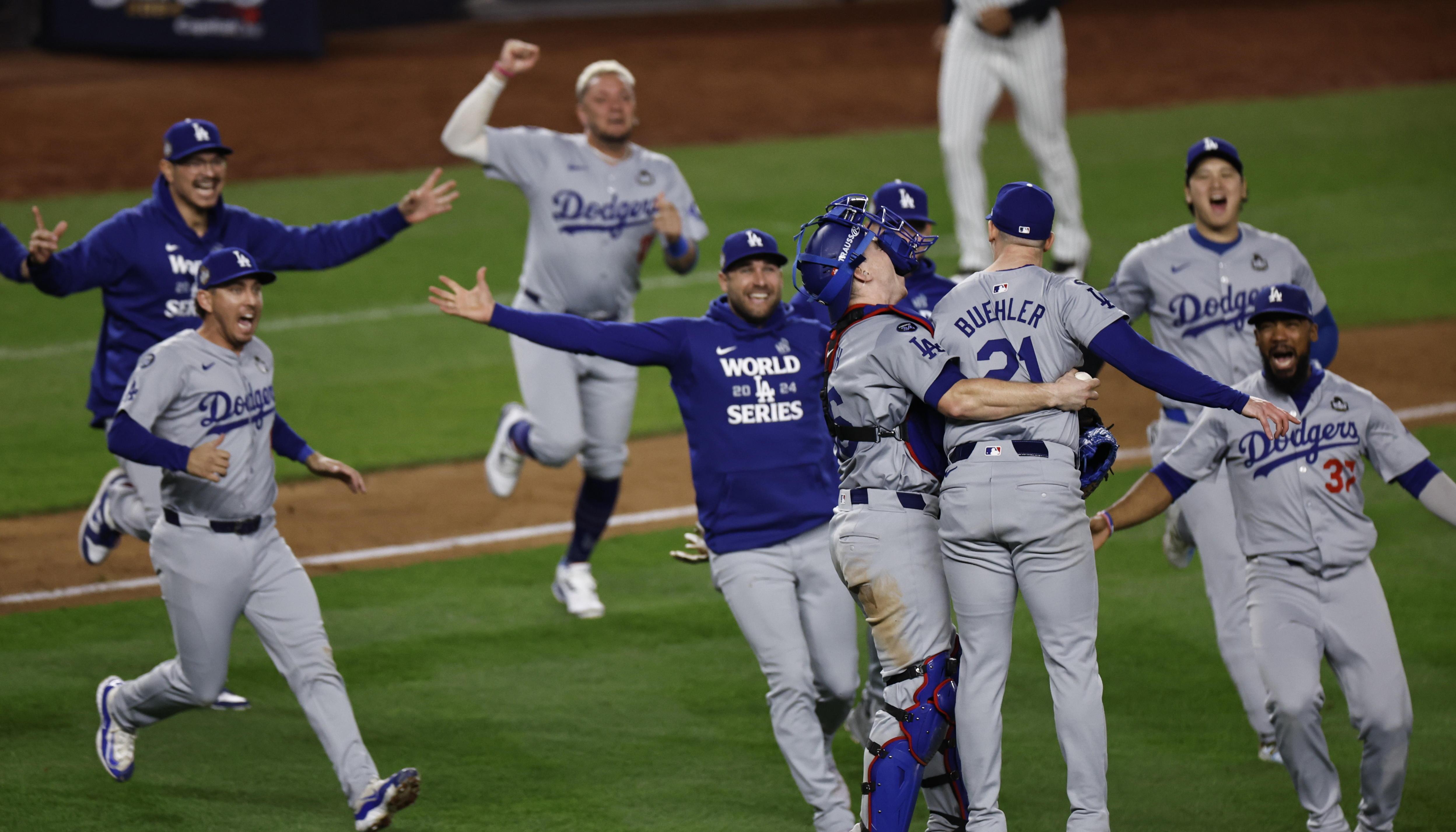 Los jugadores de los Dodgers celebran tras conquistar el título de la Serie Mundial. 